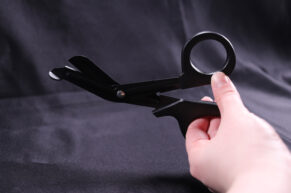 Bezpečnostní nůžky Bondage Safety Scissor v RECENZI = povinnost pro každého riggera?