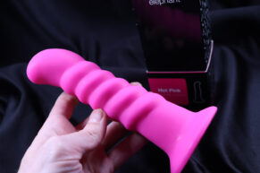 Růžové dildo a sissy subinka?  Dokonalá kombinace pro každý den – RECENZE Hot Pink od Sexy Elephanta